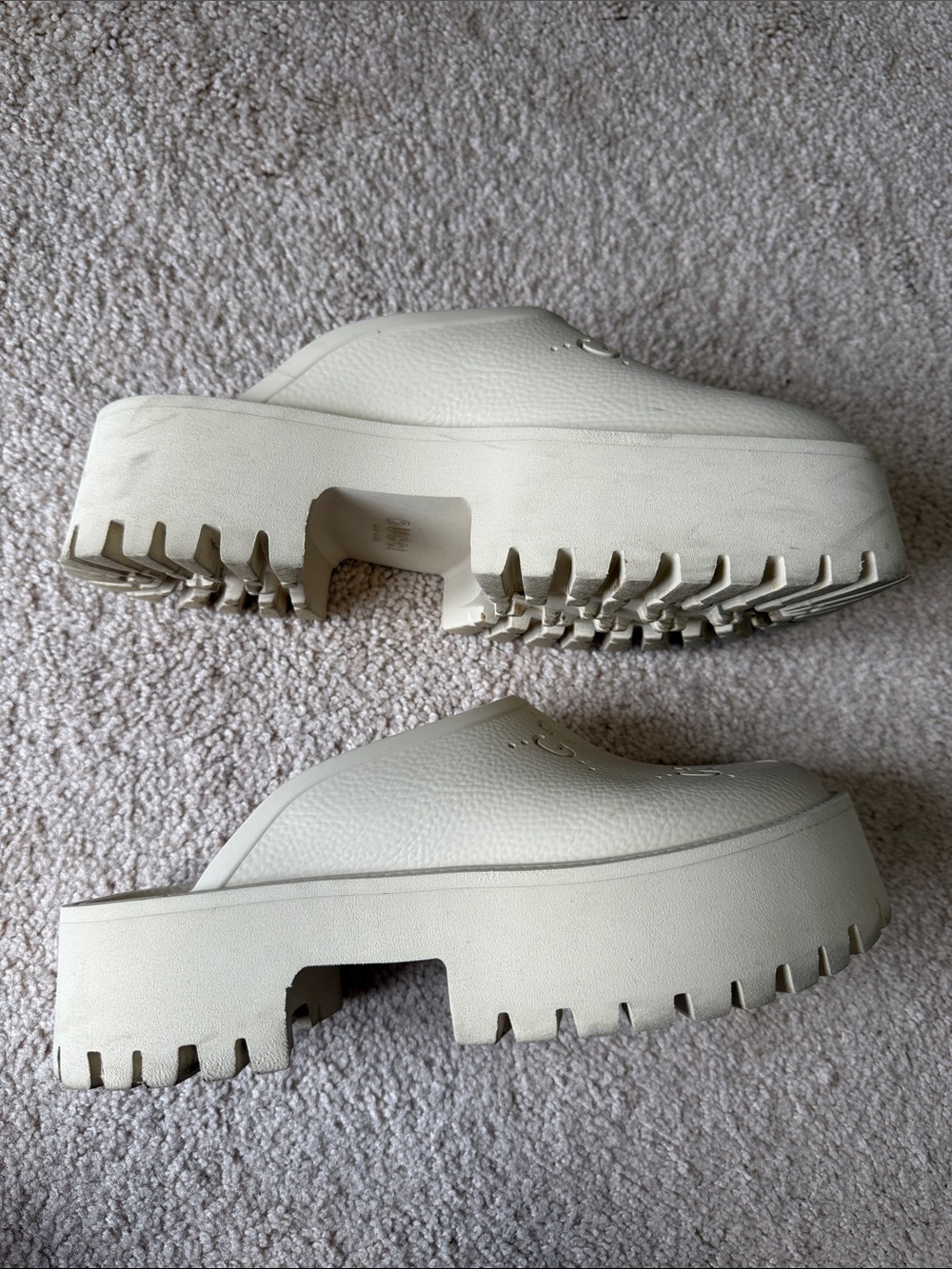 Gucci Cream Perforated GG Slide Clogs - Picture 2 of 8
